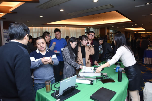 展台交流1600.jpg